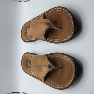 Ugg Layback tan leather sheepskin lined size 6 thong flip flops